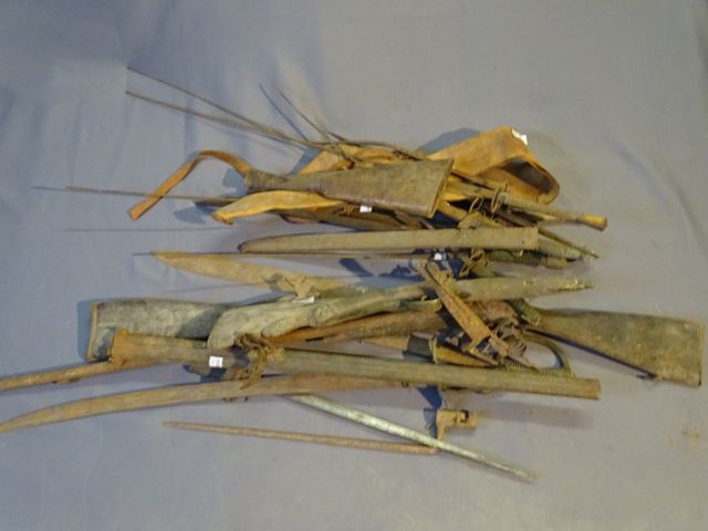 Lot de Grenier : Sabre Briquet, crosse de fusil, Fusil à percussi...