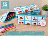 un gros plan sur une pile de crayons posée sur une table