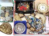 une boîte contenant de nombreux bijoux et une horloge