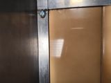 une porte métallique ouverte dans une pièce