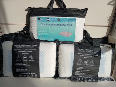plusieurs bagages posés les uns à côté des autres sur une étagère