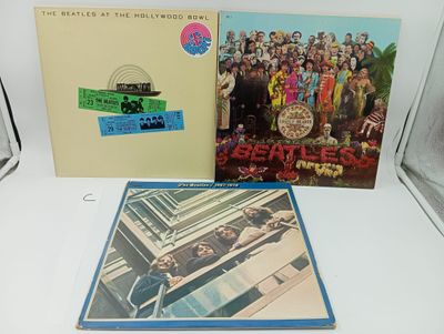 Deux albums des Beatles sont posés l'un à côté de l'autre sur une table
