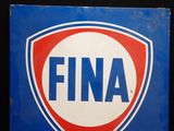 une vieille enseigne bleue et blanche sur laquelle est inscrit le mot « fina »