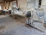 une machine qui se trouve à l'intérieur d'un bâtiment