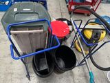 un chariot avec deux seaux et un tuyau posé par terre