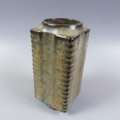 Arts d’Asie. Chine. Vase « Longquan » en forme de jade archa…