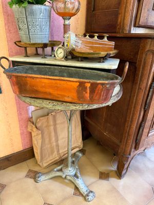 une petite table sur laquelle se trouve une plante en pot