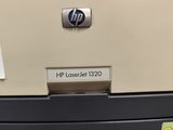 un gros plan d'une imprimante posée sur un bureau