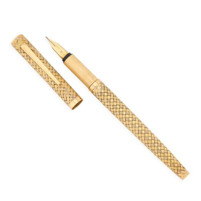 un stylo et un crayon posés l'un à côté de l'autre sur une surface blanche