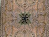 une photo d'un tapis marron et beige orné d'une étoile