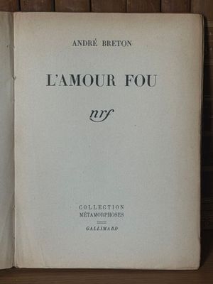 un livre posé sur une étagère, avec une horloge posée dessus
