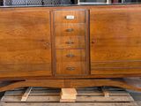 une armoire en bois posée sur une palette dans un entrepôt