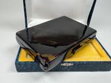 une boîte noire contenant un téléphone portable