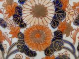un vase avec un motif floral posé sur une table