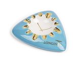 une montre en forme de triangle bleu, avec des aiguilles dorées et un cadran blanc sur lequel figure le mot « Longines »