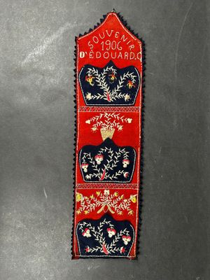 MILITARIA. Souvenir militaire en drap de laine rouge et bleu…
