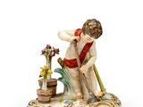 une photo représentant une figurine de femme en train d'arroser des fleurs