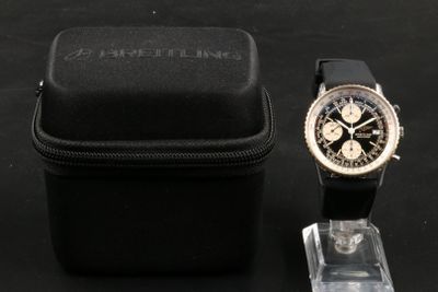 une montre et un étui à montre posés sur une table noire