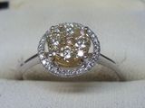une photo d'une bague en diamant posée sur un tissu blanc