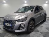 l'avant d'une voiture argentée sur le sol à damier d'un garage