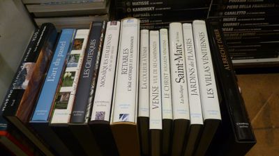 un grand nombre de livres empilés les uns sur les autres