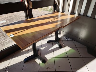 une table placée devant une fenêtre