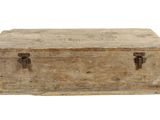 une vieille boîte en bois munie d'un loquet métallique