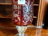 un verre à vin sur lequel figure un chiffre, posé sur une table