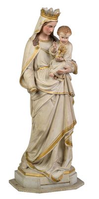 une statue de femme tenant un bébé dans ses bras