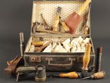 une valise contenant des outils, posée sur une table