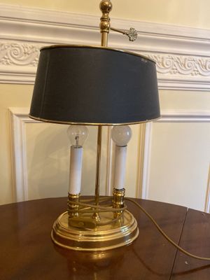 une lampe posée sur une table sur laquelle se trouve une lampe