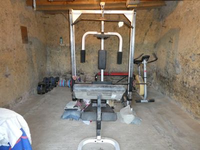 une image d'une salle de sport avec des équipements