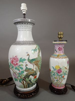 Lot de 2 vases montés en lampe en faïence polychrome, l'un à…