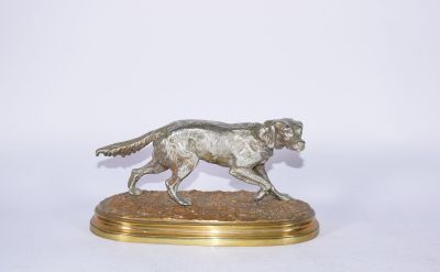 statue d'un chien courant sur un socle en bois sur fond blanc