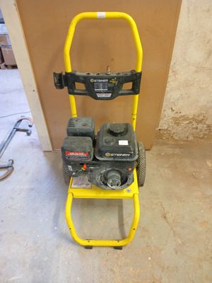 un petit chariot jaune sur lequel sont posés deux outils