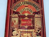 la couverture d'un livre rouge et doré sur laquelle figure une illustration