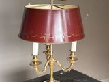une lampe posée sur une table