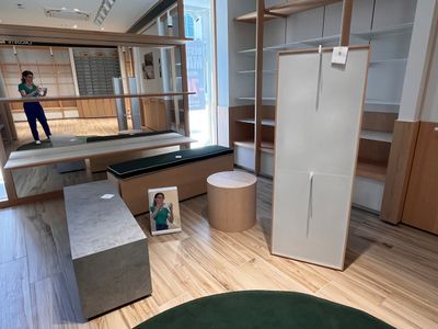 une femme en train de se prendre en photo dans le miroir de la pièce