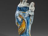 l'image d'une statue représentant une femme tenant un enfant dans ses bras