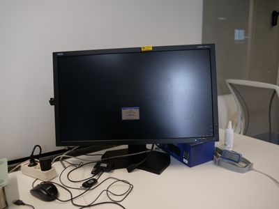 une photo d'un bureau d'ordinateur avec un écran et une souris