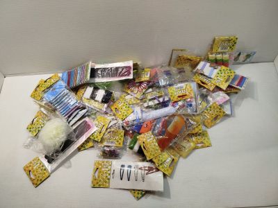 un tas de bonbons et de barres chocolatées posés sur une table