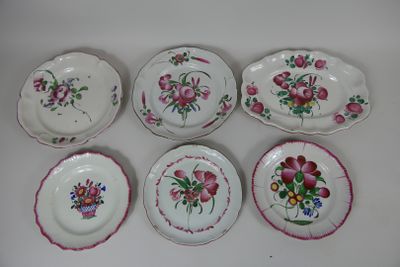 Trois assiettes, deux plats ronds et un plat ovale en faïenc…