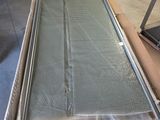 une boîte munie d'une fenêtre, posée sur une table