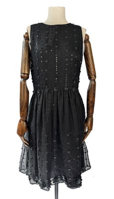 le dos d'une robe de mannequin sur un mannequin, un mannequin, un mannequin, un mannequin, un mannequin, un mannequin, un mannequin, un mann