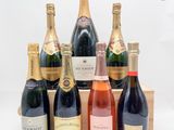 six bouteilles de champagne dans un coffret en bois sur fond blanc
