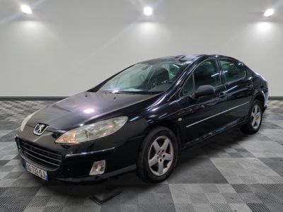 la photo d'une voiture noire sur un sol en damier