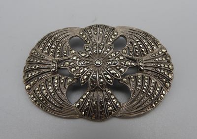 Broche plaque en argent rhodié ajouré et pavage de marcasite…