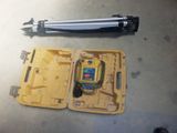 une boîte jaune contenant un appareil de mesure et un outil