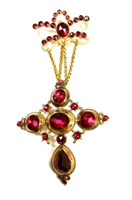 Important pendentif formant Croix badine en or jaune 18k ser…