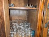 une armoire qui contient beaucoup de verres
